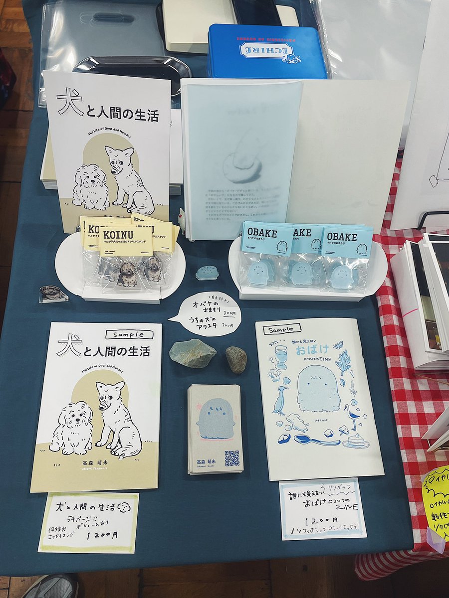 kirakirapinkin9's tweet photo. 共同ブースで出してる @em0z は、ノンフィクションコミックエッセイのZINE、アクキーなど！ リソグラフ印刷・手製本の新作も素晴らしい。ぜひッ！ #ZINEフェス東京 https://t.co/2ZG5pwcIIJ