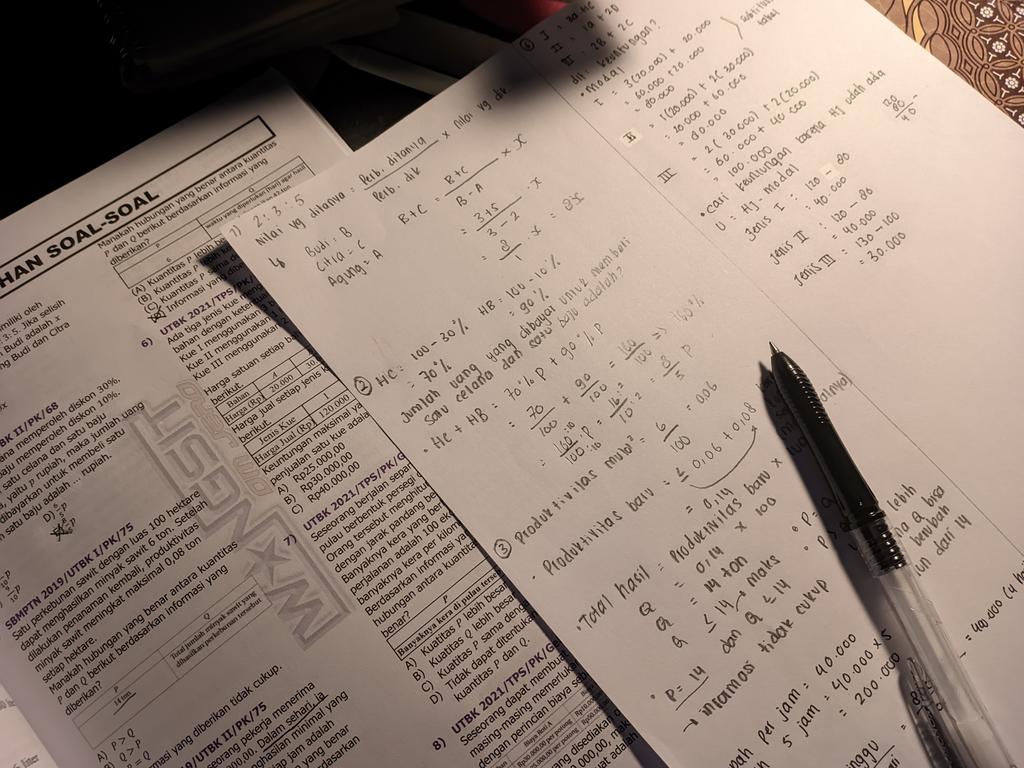 cawnoirs's tweet image. when yah bisa kerjain pk atau pm tanpa sambil liat video pembahasan 😓