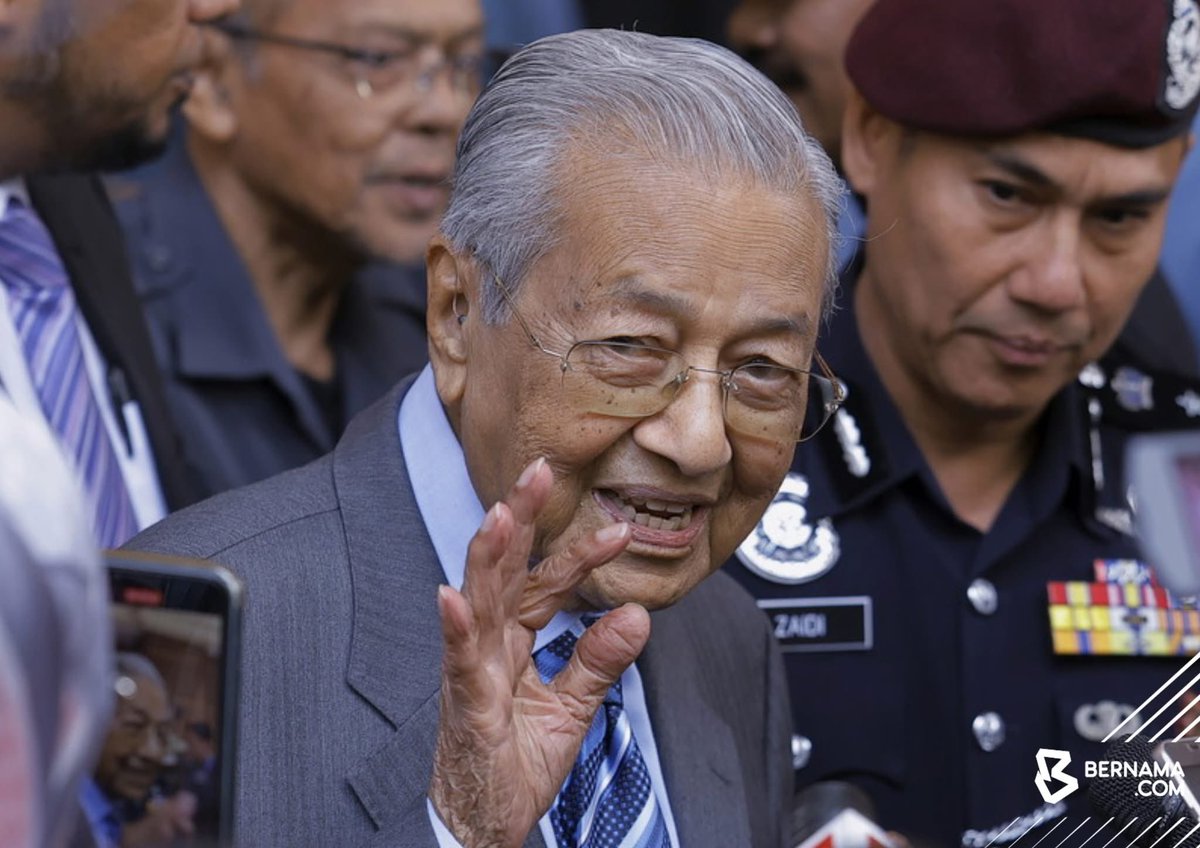 bernamadotcom's tweet photo. Keadaan terkini kesihatan Tun Dr Mahathir Mohamad

📌 Masih meneruskan  rawatan di Institut Jantung Negara (IJN) bagi pemulihan tulang pinggul yang patah akibat jatuh pada 6 Januari lepas di kediamannya di The Mines.

📌 Setelah berbincang dengan doctor-doktor pakar dari IJN, Hospital Universiti Kebangsaan Malaysia dan Hospital Kuala Lumpur, diputuskan bahawa rawatan fisioterapi tanpa pembedahan adalah pilihan yang terbaik baginya.

📌 Mengambil kira faktor usia Dr Mahathir juga, proses pemulihan ini akan memakan jangka masa yang agak lama.

📌 Dr Mahathir dan keluarga mengucapkan  terima kasih di atas keprihatinan semua pihak yang sentiasa mendoakan kesihatan dan kesejahteraan beliau. 

📌 Buat masa ini juga, Dr Mahathir tidak dibenar  menerima pelawat, kecuali keluarga terdekat.

Sumber: Sufi Yusoff
Pejabat Tun Dr Mahathir 

#BernamaNews 
#BernamaImages