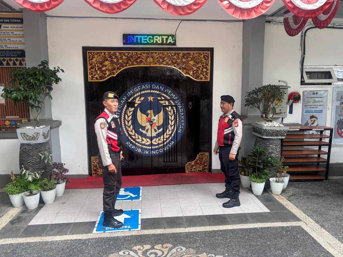 SKlungkung's tweet photo. 👮‍♂️ Personel Unit Patroli Satsamapta sambangi Rutan Kelas II B Klungkung ✨

#polriuntukmasyarakat #Klungkung #PolresKlungkung #JagaKamtibmas #CegahGangguanKeamanan #layanancepat110untukmasyarakat #PoldaBali #PolriPresisi #humaspolresklungkung #wducation #work https://t.co/RCnop4z0eX
