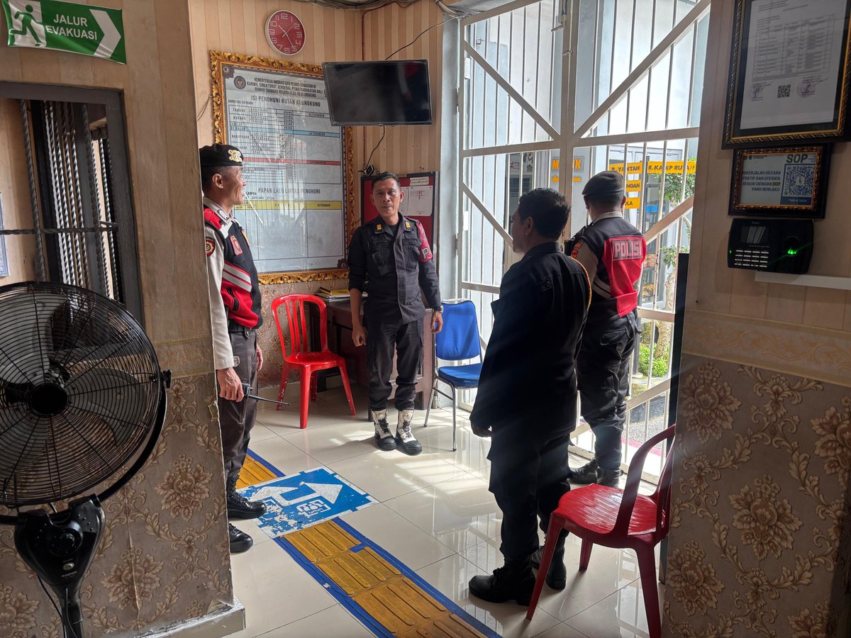 SKlungkung's tweet photo. 👮‍♂️ Personel Unit Patroli Satsamapta sambangi Rutan Kelas II B Klungkung ✨

#polriuntukmasyarakat #Klungkung #PolresKlungkung #JagaKamtibmas #CegahGangguanKeamanan #layanancepat110untukmasyarakat #PoldaBali #PolriPresisi #humaspolresklungkung #wducation #work https://t.co/RCnop4z0eX