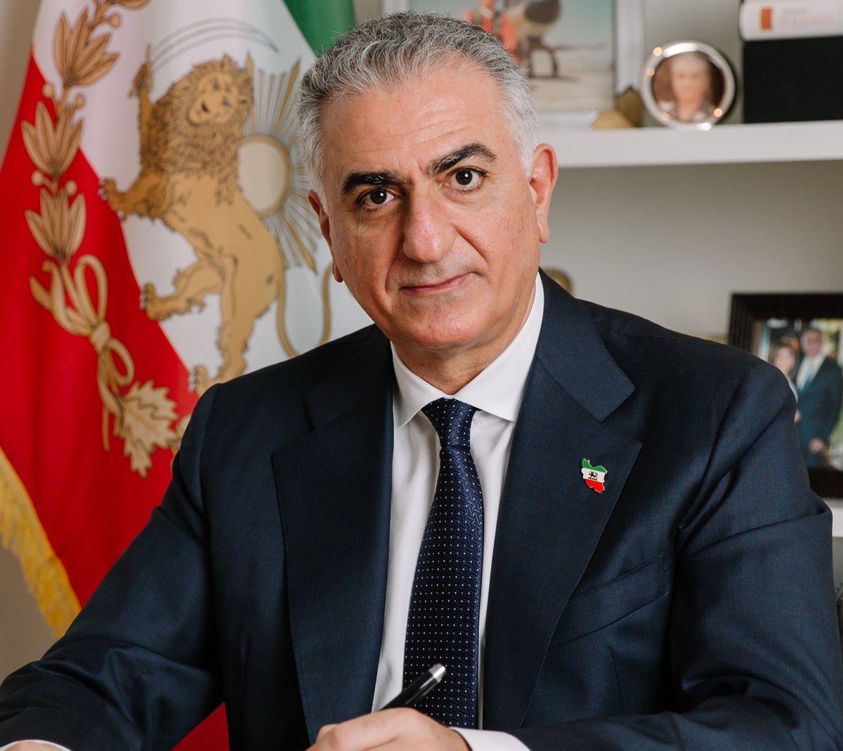 AlertaMundoNews's tweet photo. 🇮🇷 | El príncipe heredero de Irán en el exilio, Reza Pahlavi, afirma que el líder supremo Jameneí está “escondido y temblando de miedo”. https://t.co/xksO3JyFBQ