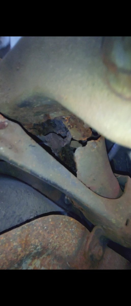 異音の原因解った(> <｡)
溶接したところじゃないとこ2箇所完全にもげてる😢
それでデフが動いて音なったり、もげた所が動いて衝撃音なってたんだ

メンバー交換せねば