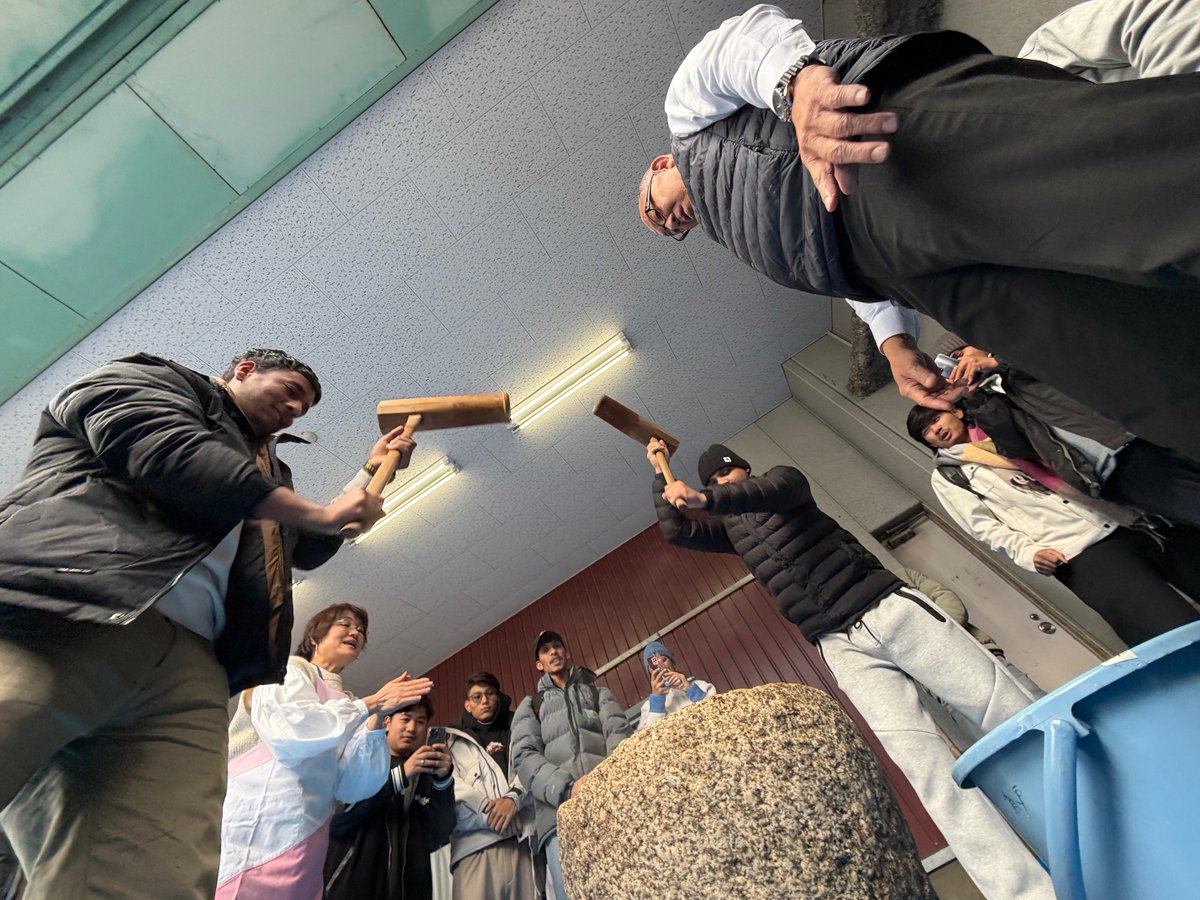 IWAD_senmon's tweet photo. 先日、日本語学科の留学生と教員が主体で　#餅つき　をおこないました
留学生にとっては　#日本文化 の　#体験授業　でした
途中、#理学療法学科　の学生も参加し留学生との交流ができ有意義な時間をおくれました

#レクリエーション　#探求　#学習　＃受験生 https://t.co/E0Hr74ZNYd
