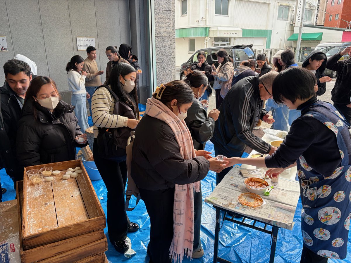 IWAD_senmon's tweet photo. 先日、日本語学科の留学生と教員が主体で　#餅つき　をおこないました
留学生にとっては　#日本文化 の　#体験授業　でした
途中、#理学療法学科　の学生も参加し留学生との交流ができ有意義な時間をおくれました

#レクリエーション　#探求　#学習　＃受験生 https://t.co/E0Hr74ZNYd