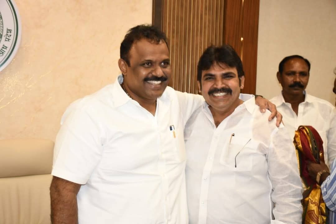 degalaprabha7's tweet photo. రాష్ట్ర రెవెన్యూ శాఖ మంత్రివర్యులు శ్రీ @SatyaAnagani గారికి హృదయపూర్వక జన్మదిన శుభాకాంక్షలు.
#AnaganiSatyaPrasad
#degalaprabhakar
#APIDC
#apidcchairman
#AndhraPradesh https://t.co/FFAojXhmKA