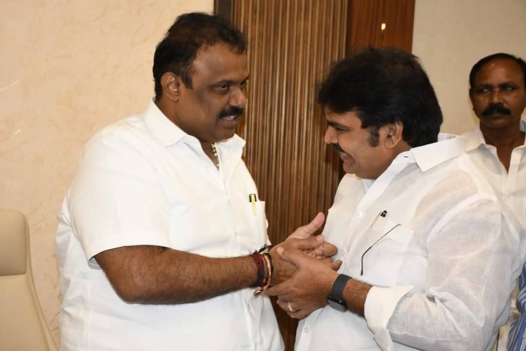 degalaprabha7's tweet photo. రాష్ట్ర రెవెన్యూ శాఖ మంత్రివర్యులు శ్రీ @SatyaAnagani గారికి హృదయపూర్వక జన్మదిన శుభాకాంక్షలు.
#AnaganiSatyaPrasad
#degalaprabhakar
#APIDC
#apidcchairman
#AndhraPradesh https://t.co/FFAojXhmKA