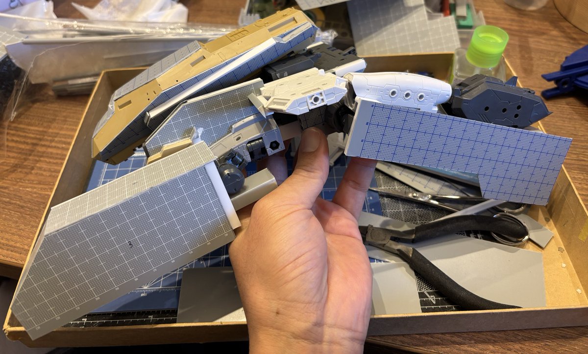 #フロントミッション
#大型機動兵器
TCK改良型　作成記
ホバータンクの後脚を仮組。これから土台の周りをプラ板で囲んでいく。全長30cm以上はいきそうだ。