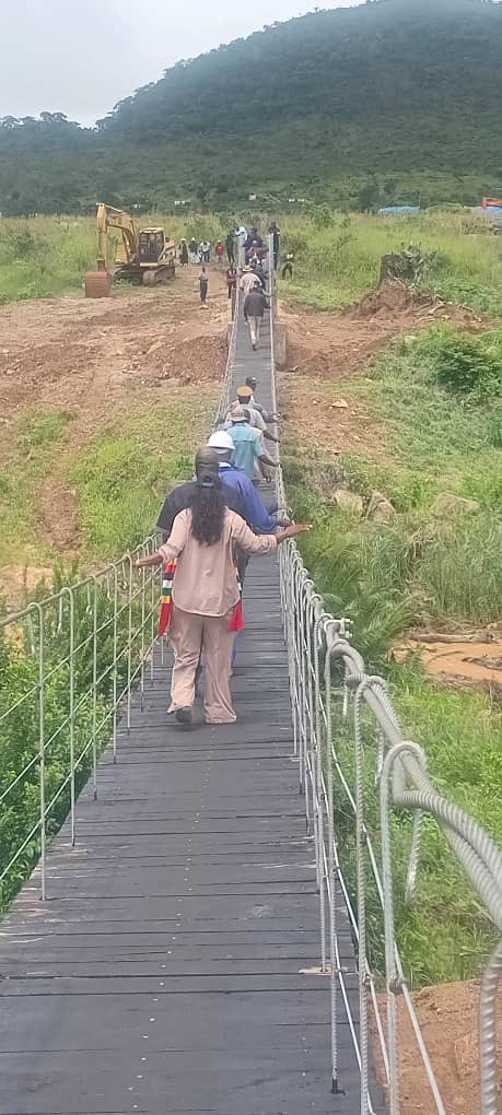 nickmangwana's tweet image. MUTASA 
Hon  @MishMugadza , commissioned the Premier South Footbridge in Mutasa . Valued at USD 70,000, the structure addresses critical safety and connectivity needs for a community near an active mining site.

During the event, the Minister announced that the next…