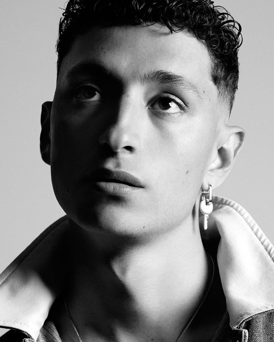 <a href="/adskayapanda/">JackDaniel'$ #SaveDeadBoyDetectives</a> <a href="/twistedsyns/">S.</a> And ykw not from Behind the Blinds but this one from Heroine Mag deserves a round of applause from my livingroom, too 🤣👏👏👏