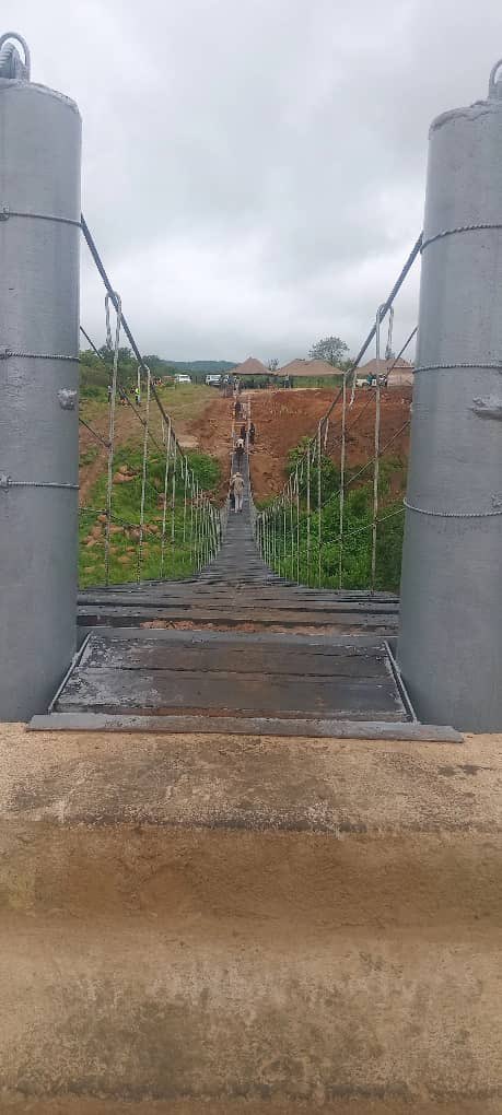 nickmangwana's tweet image. MUTASA 
Hon  @MishMugadza , commissioned the Premier South Footbridge in Mutasa . Valued at USD 70,000, the structure addresses critical safety and connectivity needs for a community near an active mining site.

During the event, the Minister announced that the next…