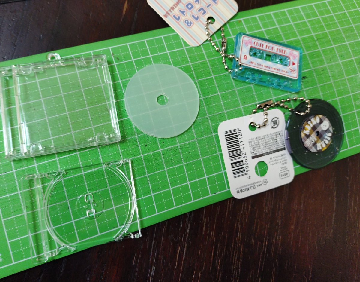 mg0001st's tweet photo. 100均グッズで
制作の音楽媒体キーホルダー
・レコード風
・カセット風
・CD風

#アリス
#谷村新司
#堀内孝雄
#矢沢透 https://t.co/vZ7iTTHZvM