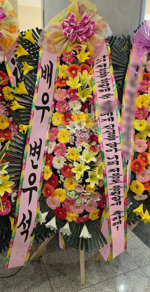 부럽지만..받을만해!!
늦게 알아본 나 벌 받아야해!!ㅠㅠ
근데ㅋㅋㅋㅋㅋ내가 이화환을 받았으면ㅋㅋㅋㅋ뛰쳐나올듯;;ㅋㅋ