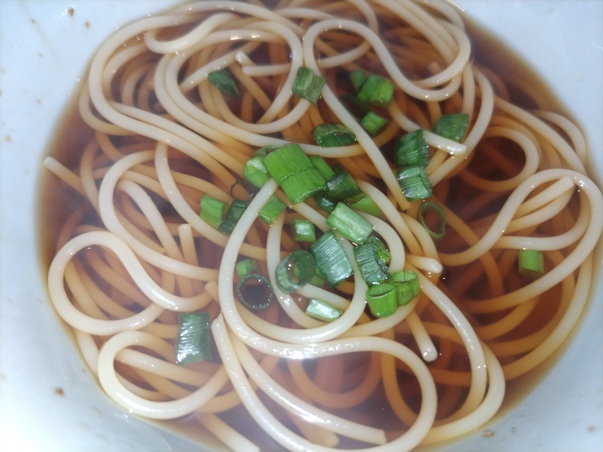 shinnotes's tweet image. こんやはえびすくんのラーメンを試作。

使おうと思ってた豚こまが御臨終していて旨味がうまくち醤油だけ、ニンニクもだめと言ってるのにチューブとチョー簡易モード🍜

まあうまいとは言わないが食えなくはない。

味の方向性はわかったのでせめて🧄と豚肉調達してまたやっていみるとしよう😗