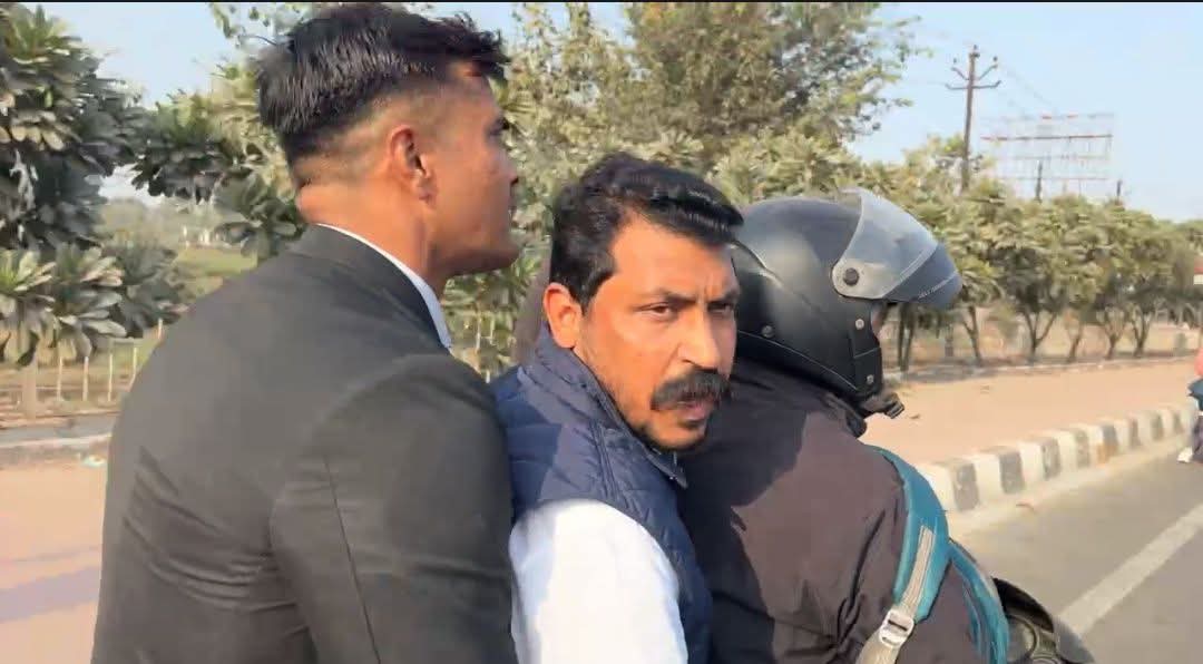 priyanshu__63's tweet photo. गाजीपुर बार्डर पर @BhimArmyChief चन्द्रशेखर आजाद ने पुलिस को दौड़ाया 👇

चकमा देकर रोड पर निकले और अकेले ही मोटरसाइकिल पर सवार होकर मेरठ के कपसाड़ गांव के लिए निकले

जिसके नाम में ही "आजाद" हो आखिर उसे कैसे रोक सकते हो।। https://t.co/npp81pqDLE