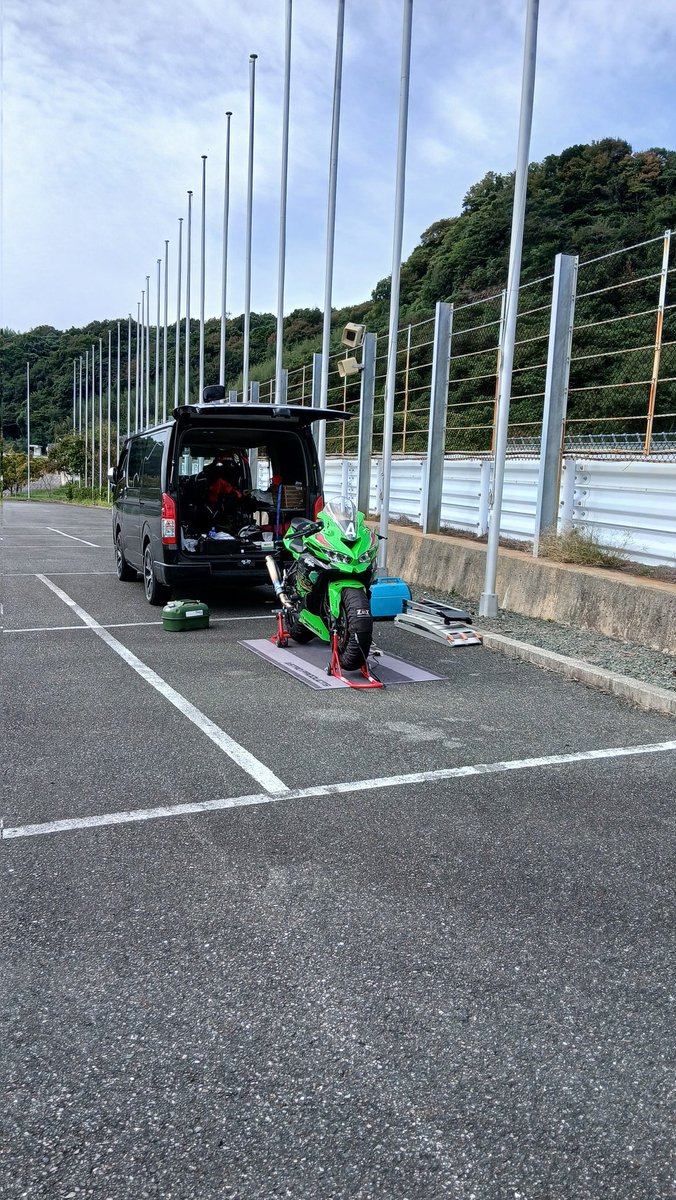 MTBFuma's tweet photo. 中学生の頃からスカイライン乗ると言い続けたけど、利便性に負けて結局ハイエースのワイ ( ´﹀` ٥ )ﾏｧｰいいけどね https://t.co/J7EC5FqFbG