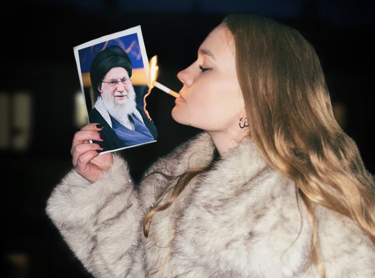 The women of France stand in support with the women of Iran! 

French right wing feminist activists from the “Collectif Nemesis” recreate the viral trend of Iranian women lighting their cigarettes with Khamenei.

When will left wing feminists show their support!?