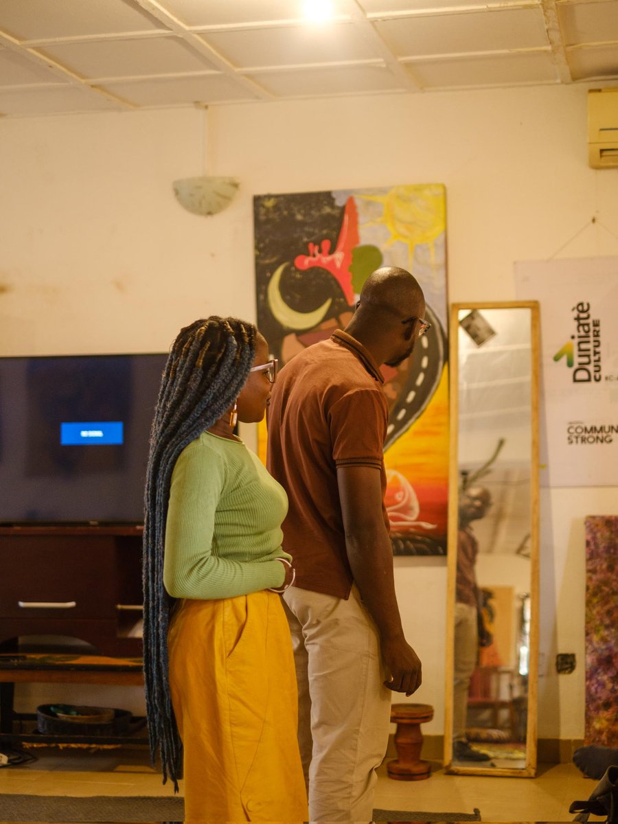 missadekanmbi's tweet image. Day 2/30: The Neighbor Rule
​Don't know which colors mix? Look at the wheel.
​Colors that sit next to each other (Green &amp;amp; Yellow, Blue &amp;amp; Purple) always work. They are neighbors.
​In the frame: Earthy Green + Mustard Yellow. High contrast, but zero clash.