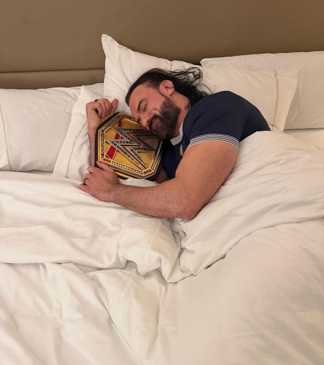 Tenemos la foto del año,
Papá durmiendo con su bebé.