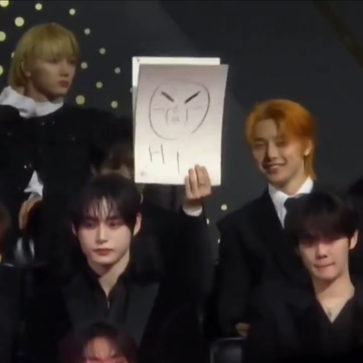 They are so stunning✨️🐺🐰
Bang chan wrote "Stray Kids👑" and lee know drawing Jireumi 🤏ㅋㅋㅋㅋㅋㅋㅋ