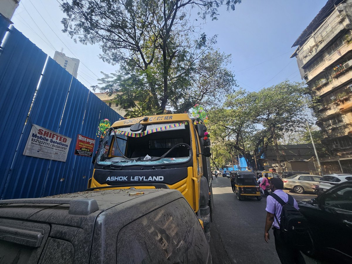 मुलुंड कॉलनीत ओव्हरलोड डंपरांचा धुमाकूळ सुरूच!
प्रशासनाच्या निष्काळजीपणामुळे एका तरुणाचा बळी
मुलुंड कॉलनीतून ओव्हरलोड डंपरांची बेफाम वाहतूक सुरू असून नागरिकांच्या जीवाला गंभीर धोका निर्माण झाला आहे. भांडुप कॉम्प्लेक्स व हाईलँड पार्क परिसरातील सुरू असलेल्या कामामुळे, लिंक रोड बंद