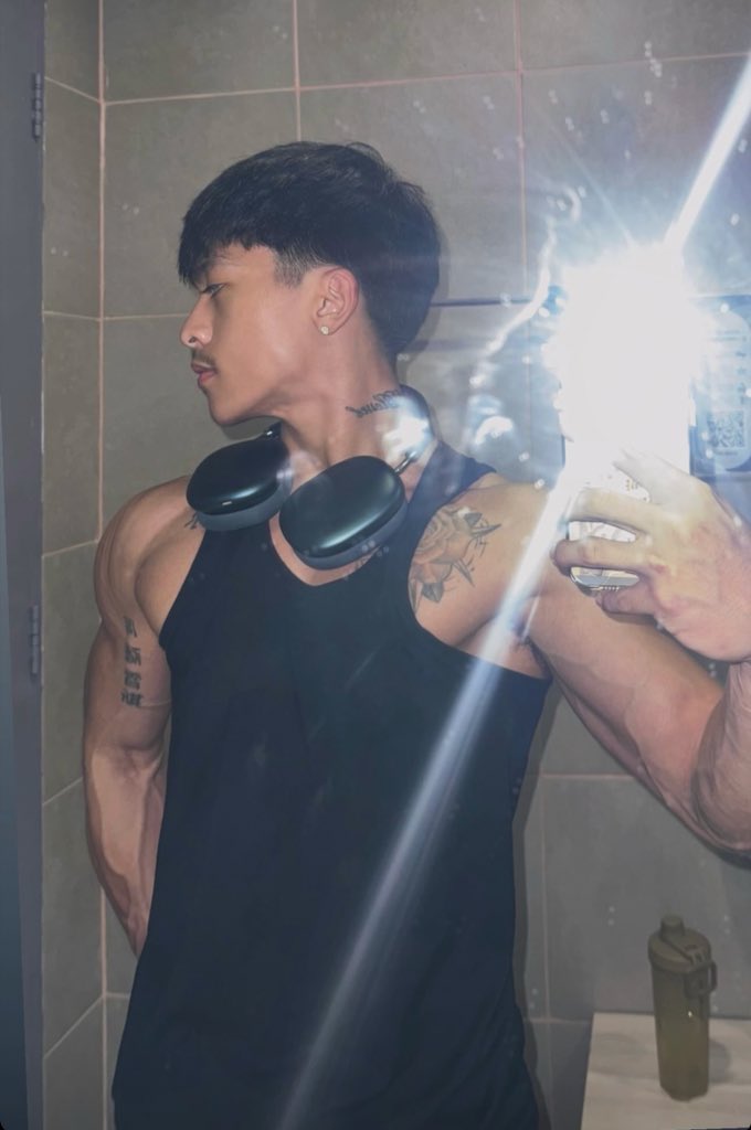 MERV3407821's tweet image. Kiss mo leeg ko.