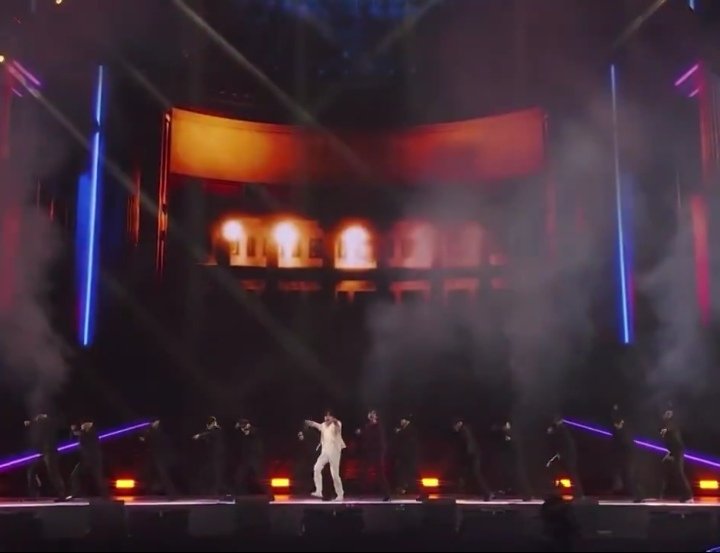 About_BaoBao's tweet image. Notice how Yuqi and Zhang Hao are wearing the same color and the stage is made brighter to see them performing? Not dark stage where one is wearing white while the other is dark red almost black and the background is dark red too. I can only sigh