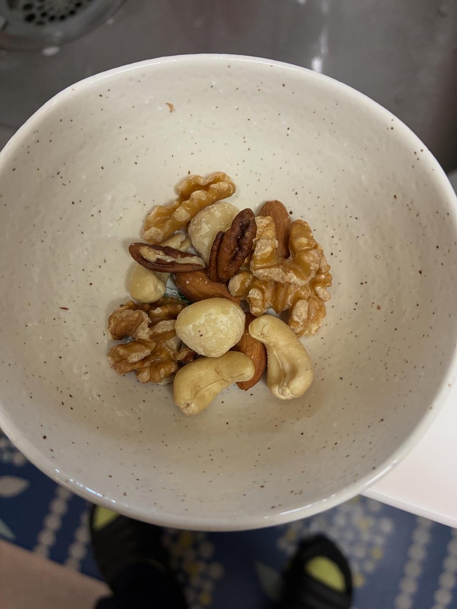 HHwv7's tweet photo. Bardonのナッツ🥜をご存知ですか？

小田切ヒロさんがYouTubeで食べてたのをみて、買ってみました（到着まで1ヶ月待ち）

普通のナッツとは違い、上品な味がしました😊

ぜひお試しあれ。 https://t.co/LxCWybItFS