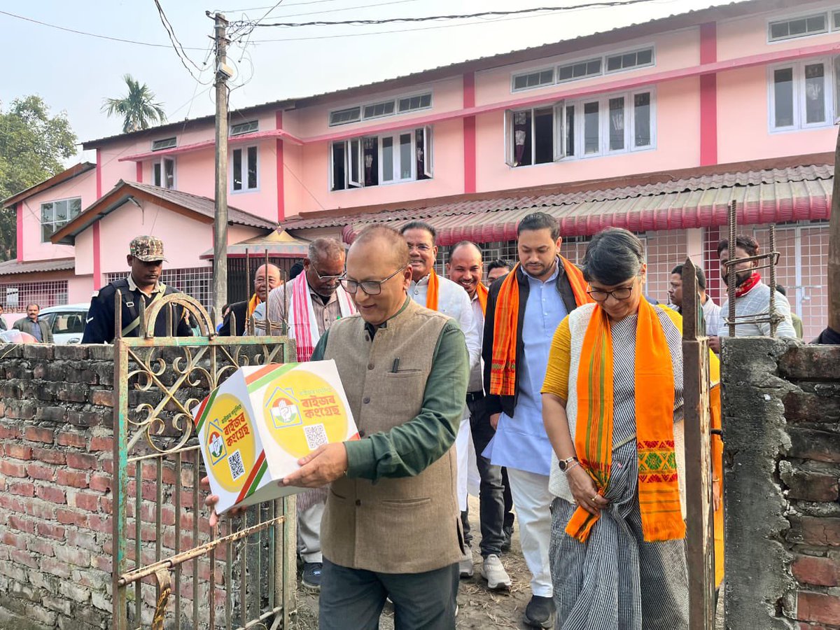 Raijor Podulit Raijor Congress ने असम में जन-केंद्रित राजनीति की नई परिभाषा गढ़ी है।
NatunAxom वेबसाइट के ज़रिए युवाओं, महिलाओं और किसानों ने अपनी आवाज़ सीधे कांग्रेस तक पहुँचाई। गौरव गोगोई, देबब्रत सैकिया, प्रद्युत बोरदोलोई, रकिबुल हुसैन, भूपेन बोरा और रिपुन बोरा के नेतृत्व में