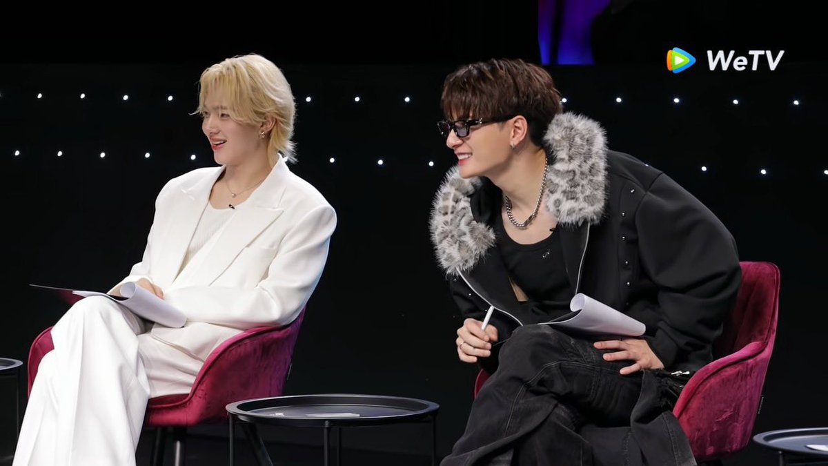 _mm160's tweet image. แต่ชอบความที่คริสถ่ายกับนุนิวแล้วไม่โดนปัดซ้ายอ่ะ คือรู้ๆกันอยู่ว่านุนิวขวาสุดขอบโลกมาก ใครถ่ายด้วยก็จะดูซ้าย แต่คริสวันนี้คือไปยืนจับมือกันอยู่ขอบขวากับนุนิวได้เลย งงเว่อ เคะสุดขอบอะไรขนาดนี้ เคะแตกแตนมาก