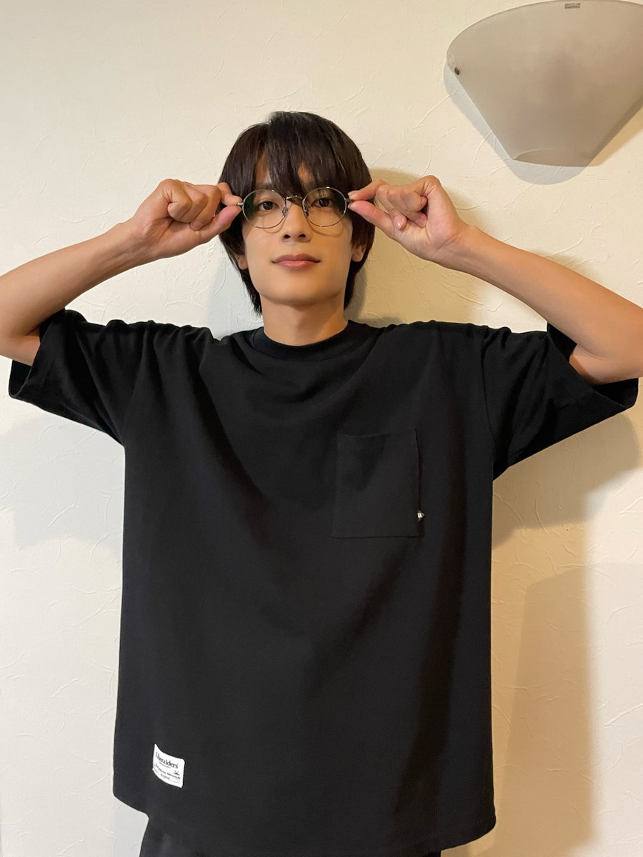 strobe_edge_wow's tweet photo. 🌈#ストロボ・エッジ  Season２👓

Season１〈第２話〉より💜

蓮くん（#高橋恭平）の
貴重なメガネ姿をパシャリ📸
（📝蓮くん、普段はコンタクトなんです👀）

家で過ごすときのメガネ姿のオフ感…💭
蓮のこのギャップがたまらんですね🥹💘

さぁ❗️ ３連休１日目の今夜は...‼️
Season１〈全６話〉を振り返って
Season２〈第１話〉を観て
”ストロボ一色” で夜更かししましょう☕️🌙

📍TVer 
　 Season２〈第１話〉配信中✅ 
　 Season１〈全６話〉【期間限定】配信中✅
🔗https://t.co/Fj3DmCgDxA 

📍WOWOWオンデマンド 
　 最終話までの 〈全６話〉を一挙配信中✅ 
🔗https://t.co/cXmSJK41tx

#なにわ男子
#咲坂伊緒  #WOWOW