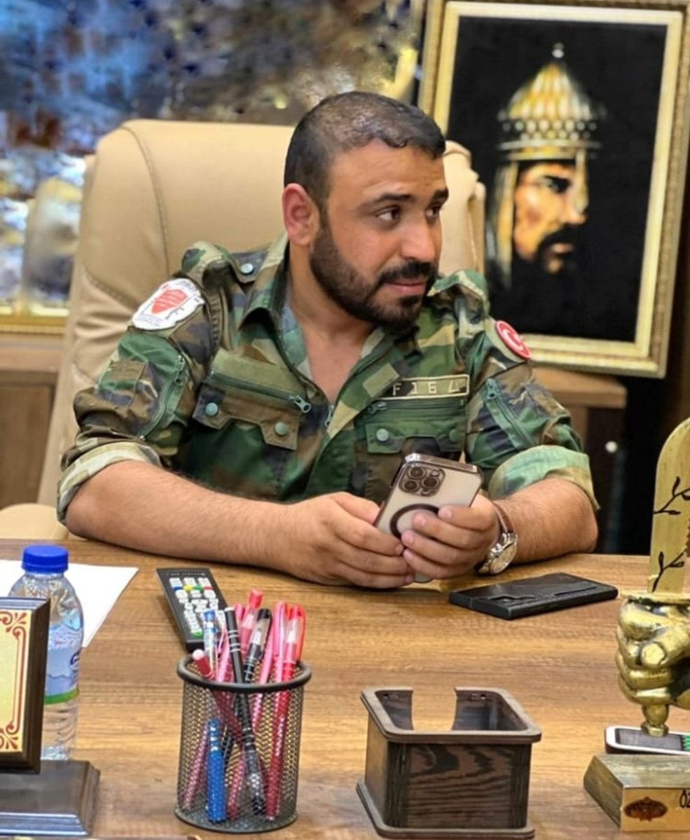 Halep'te YPG/PKK'li hainlere karşı savaşan askerlerin komutanı Tuğgeneral Ebu Amşe.

Arkasında Sultan Alparslan, kolunda Türk Bayrağı 🇹🇷 bu mesaj size yeter