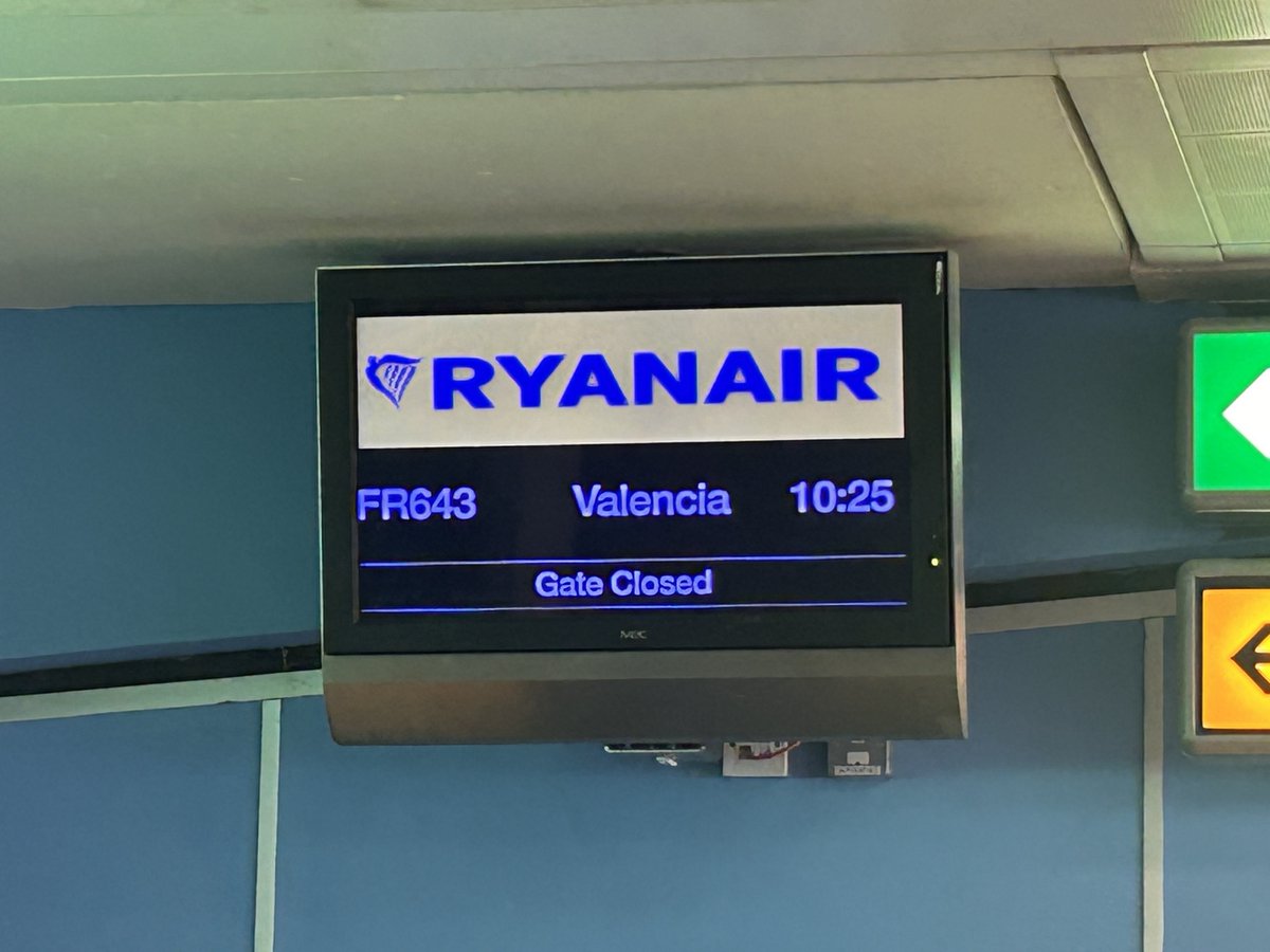 puffpuff65's tweet image. Went to the wrong gate and just got to the correct one and the gates just closed!!! 😭😭😭😭😭