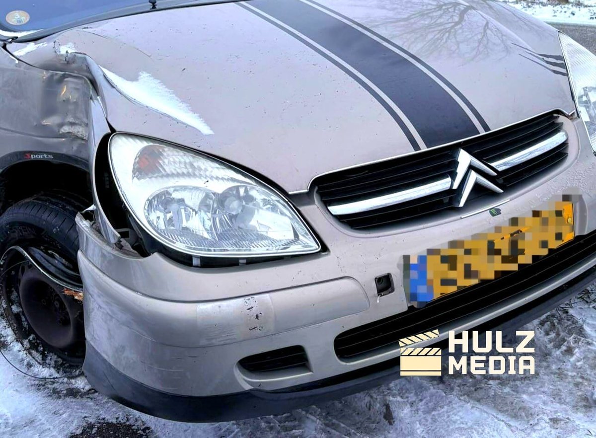 Auto botst tegen boom in Oosterwolde