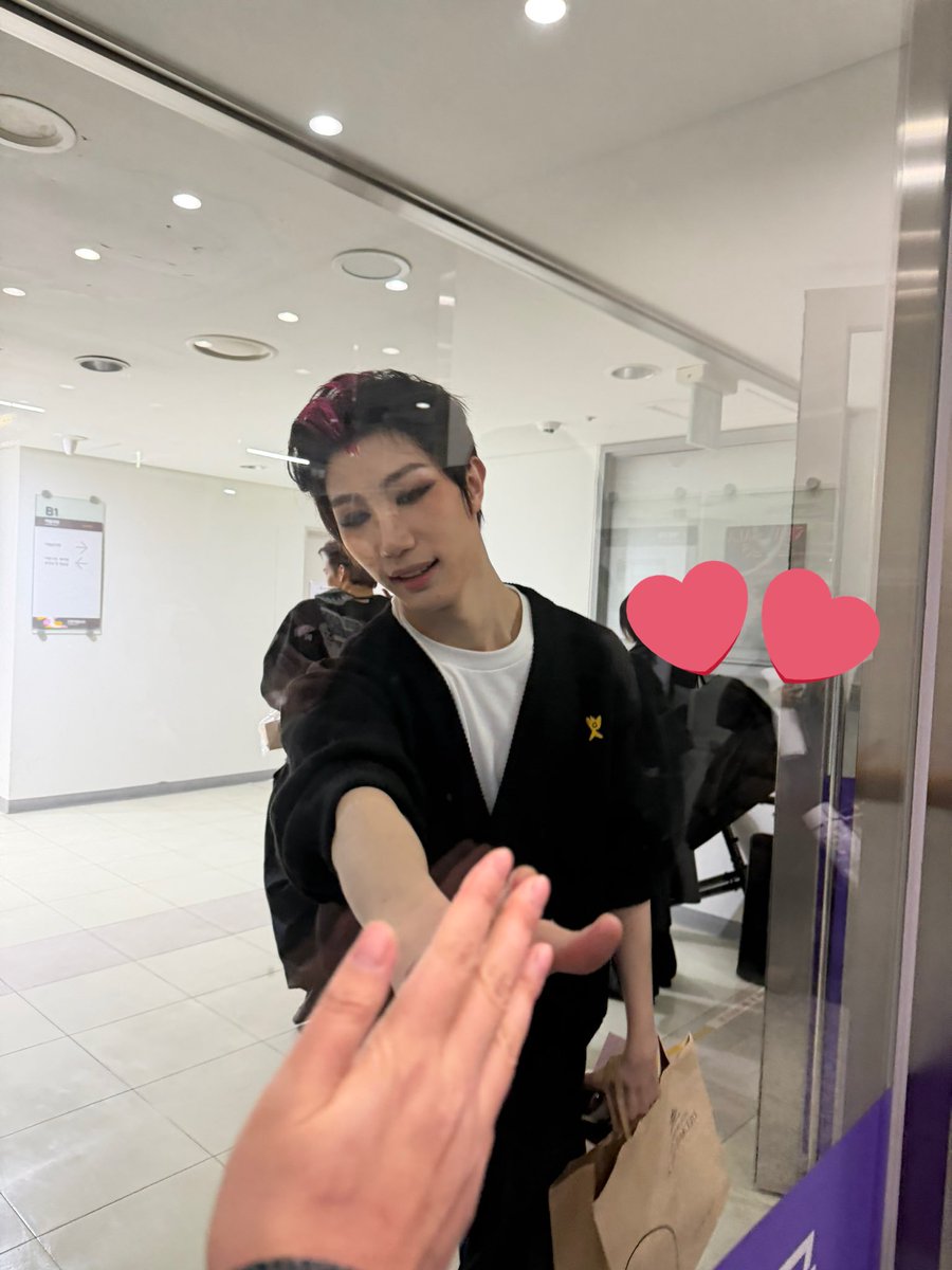 감기 조심하고 비타민 챙겨먹고 아프지말고 밥 잘 먹고 잔소리 오조오백번 한 유찬 면회 짤(?)
<a href="/yuchan_ai/">출구없음</a>