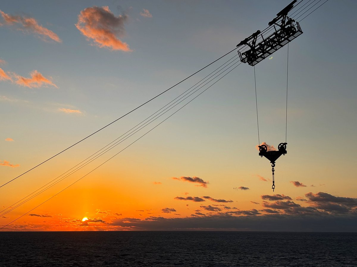 tomutsunoda's tweet photo. Sunset in Aogashima
#sunset
#Aogashima
#青ヶ島 https://t.co/9yTdy1FNfW