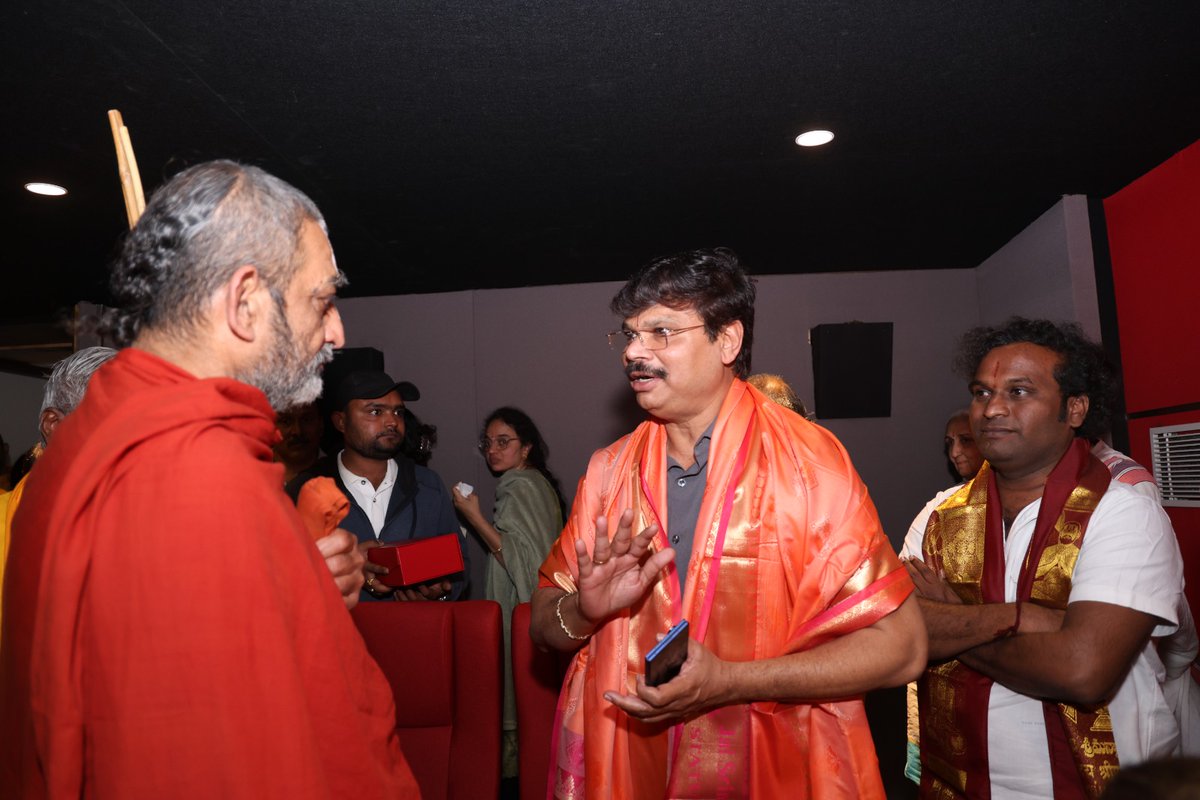 శ్రీశ్రీశ్రీ త్రిదండి చిన్నజీయర్  స్వామివారు 
శ్రీశ్రీశ్రీ త్రిదండి అహోబిలం స్వామి వారు 400 మంది వేద పాఠశాల విద్యార్థులు
అఖండ 2 వీక్షించి
 బోయపాటి శ్రీను గారిని ఆశీర్వదించి.. ఎంతో బాధ్యతతో కూడిన సినిమా హైందవాన్ని అందరికీ అర్థమయ్యేలాగా బలంగా బాధ్యతగా చెప్పారని ప్రశంసించారు.
#nbk