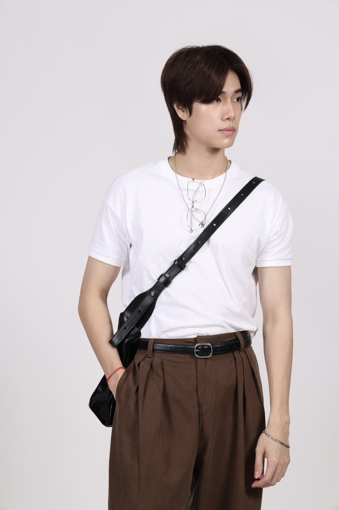 ลูกพีชแต่งตัวแบบนี้น่ารักอะ ขี้โกงมาก ใส่แค่เสื้อยืดก็หล่อแล้ว แต่ส่วนใหญ่คนมีด้ายแดงมักจะไม่โสดนะ มักจะมีพาร์ทเน้อ😭🤏🏻

#MeAndTheeSeriesEP9