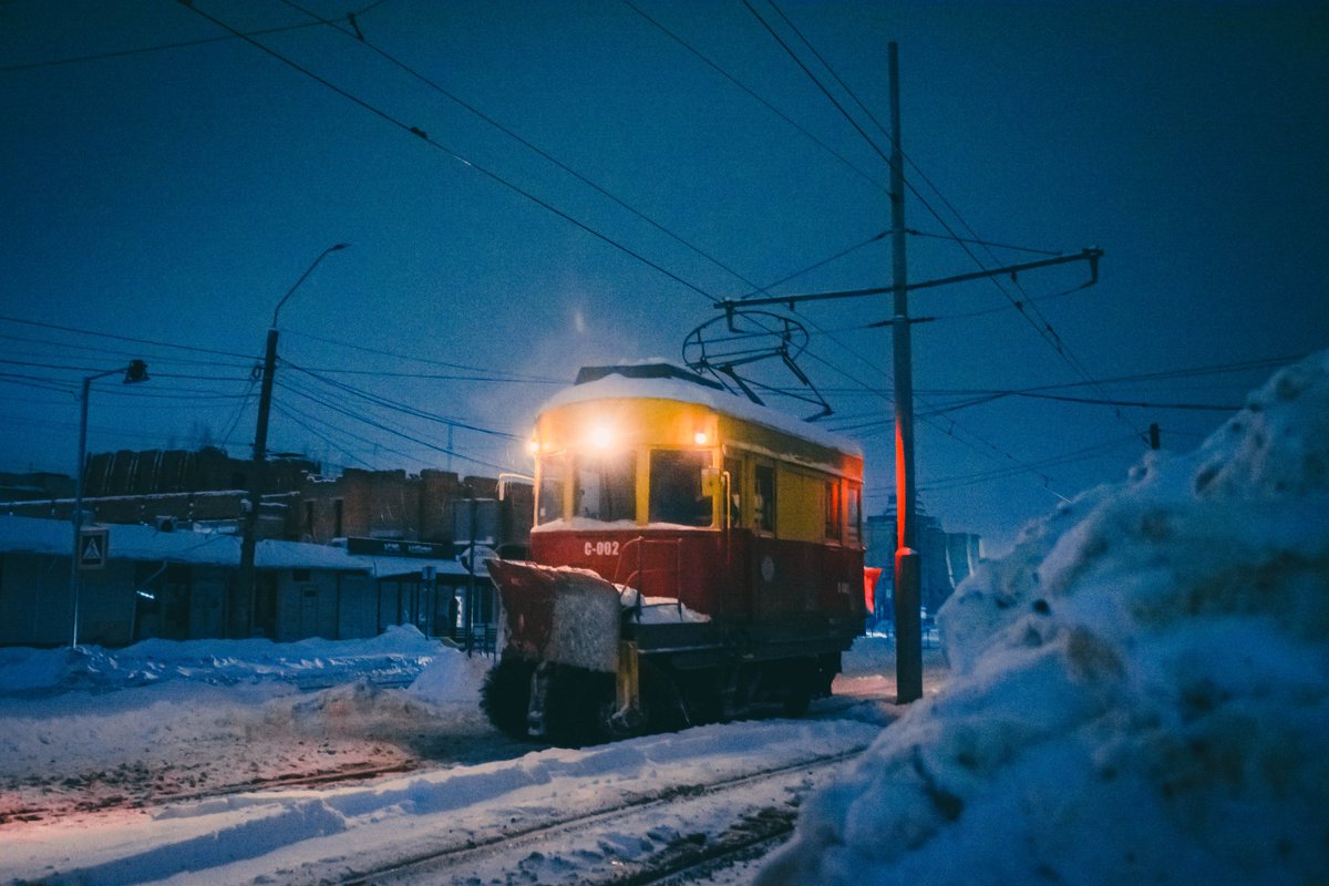 Ламповий вагон СХ-002 1954 року, який вже 72 роки чистить львівські колії від снігу. Нині у Львові три таких і всі відносно у робочому стані.