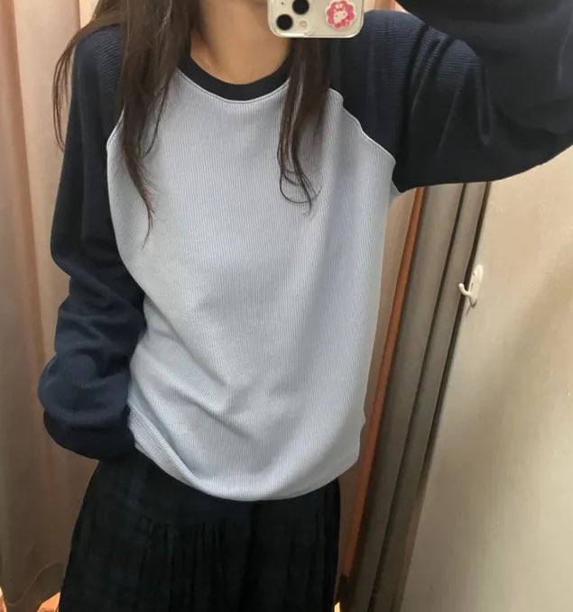 나그랑티 성애자인데 요거 색조합 너무 커여워서 고민즁 .. 

딱붙핏 아니고 핏도 촤르르 너무 예쁨