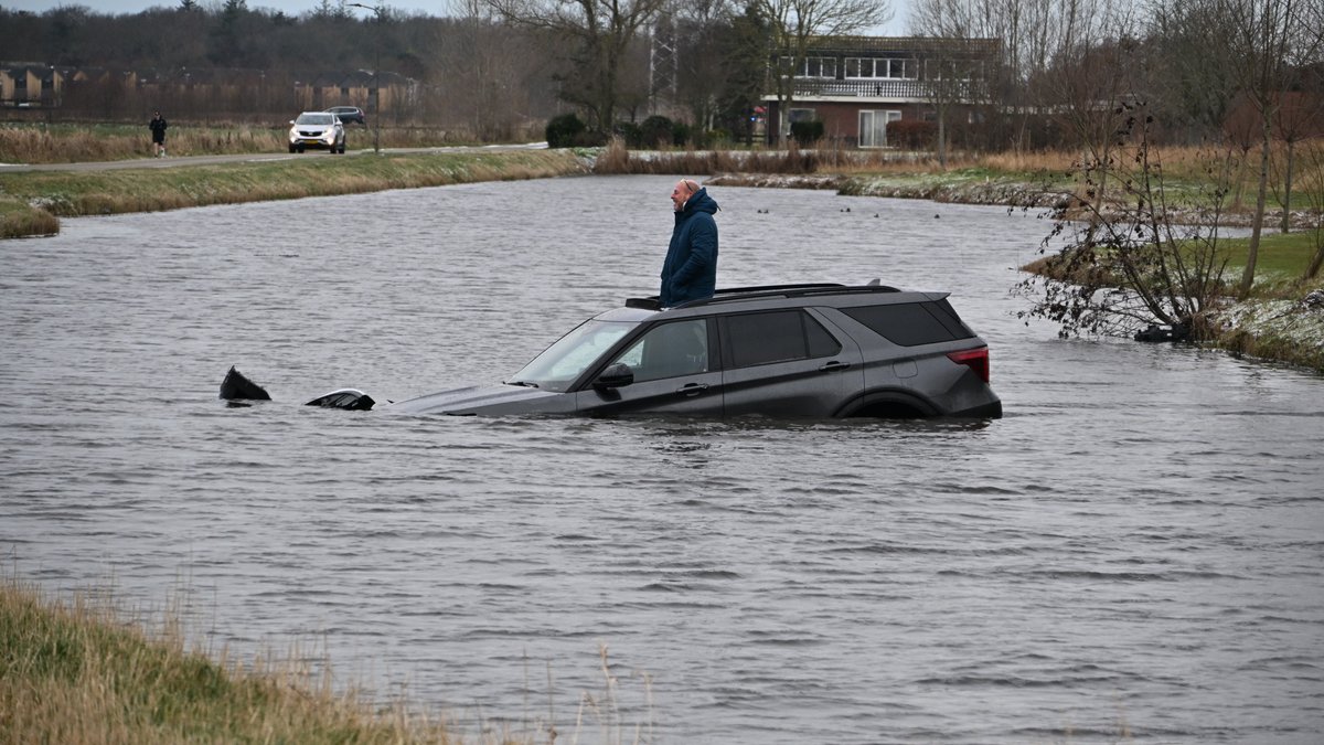 Auto te water aan Lagelaan in Heiloo
