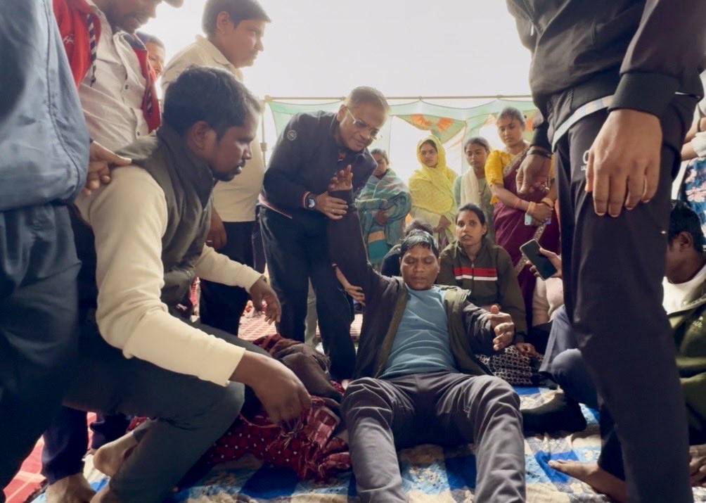 अभी अभी यहाँ तूता धरना स्थल पर ४० वर्षीय बालोद निवासी युवा डीएड अभ्यर्थी भाई कमलेश की हालत ज़्यादा ख़राब हो गई है ।

पिछले १८ दिनों से अपने अधिकारों के लिए आमरण अनशन पर बैठे डीएड के लगभग ६० साथिगण अस्पताल में नाजुक हालत में भर्ती कराए जा चुके हैं ।

यहाँ स्थिति बहुत ख़राब है …