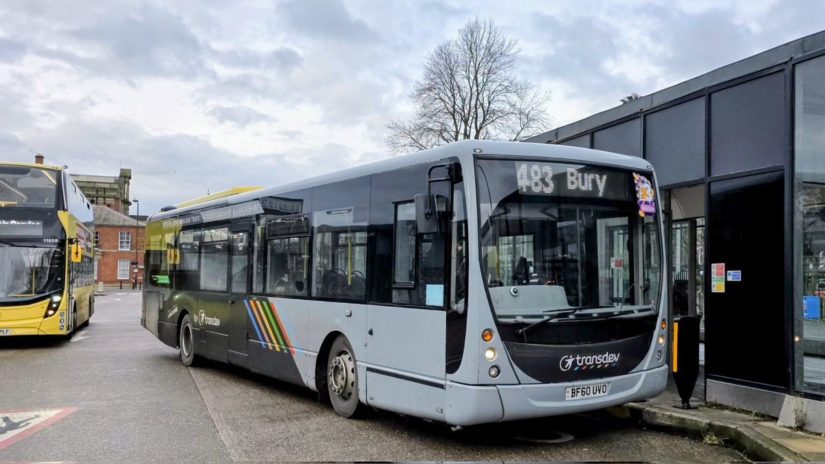 WC2512's tweet image. Rosso no more, Irwell line no more..

@burnleybuses 1764 - BF60 UVO in #Bury Interchange yesterday afternoon working a 483 service back to #Burnley.