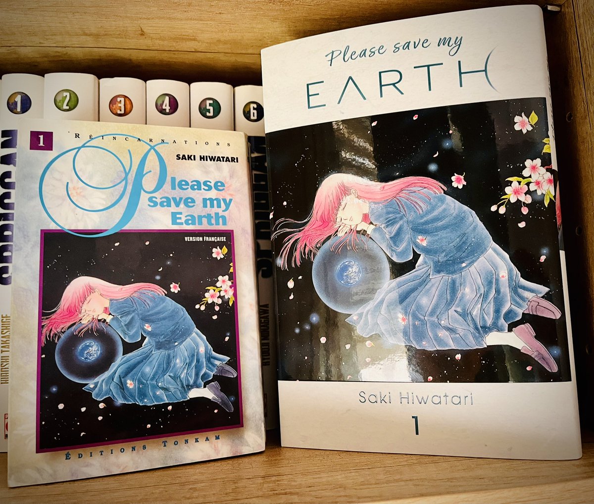 Notre nouvelle édition de Please Save My Earth de Saki Hiwatari est arrivée 🥰  ! 

Petit coup de vieux quand on s’est rappelé l’année où l’on avait dévoré la première édition 🧓🏻

📆 Sortie prévue le 28/01 en librairie ou sur notre site :
panini.fr/shp_fra_fr/ple…