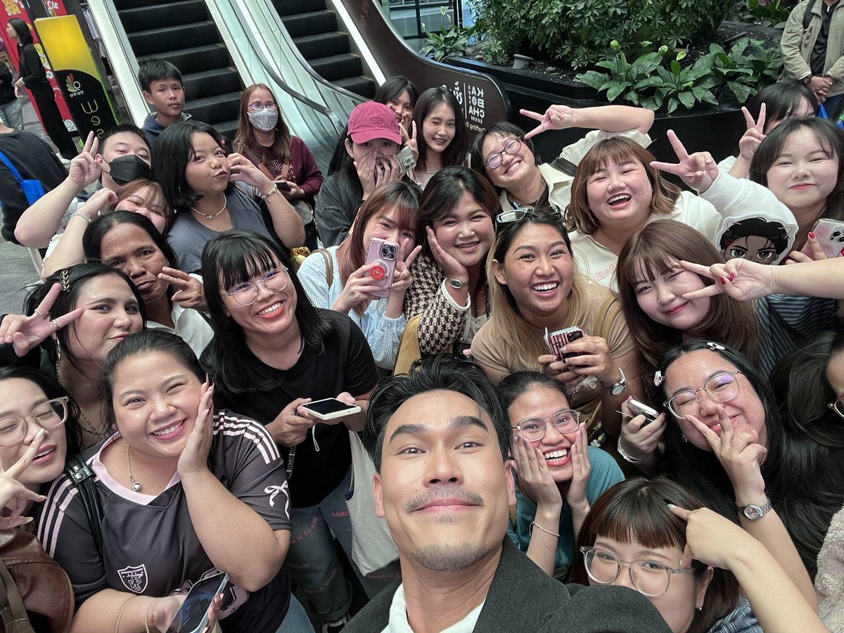 รูปรวมผลแก๊งเหมียวมาแล้วค้าบบ 
ถ่าย by หัวหน้าเหมียว <a href="/itsshawnck/">Shawn V.</a>  😽🫶🏻 
ขอบคุณพี่ชอนที่มาพูดคุยเล่นกับแฟนคลับนะค้า 💖