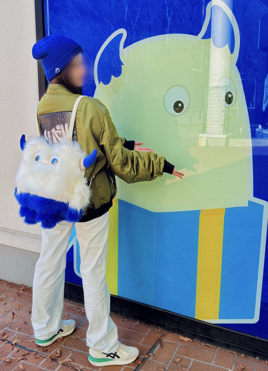 バートのファートート
リュックにすると腰あたりがホワ…と暖かくていのちを感じられる
このぬい活は【わたしの背後にはバートさんがついているんだぞ😎】という圧と安心感も与えてくれます
横浜の風に乗った枯葉が毛並みにめっちゃまとわりつくのでブラッシング必須。
ほんもののいのち🫀