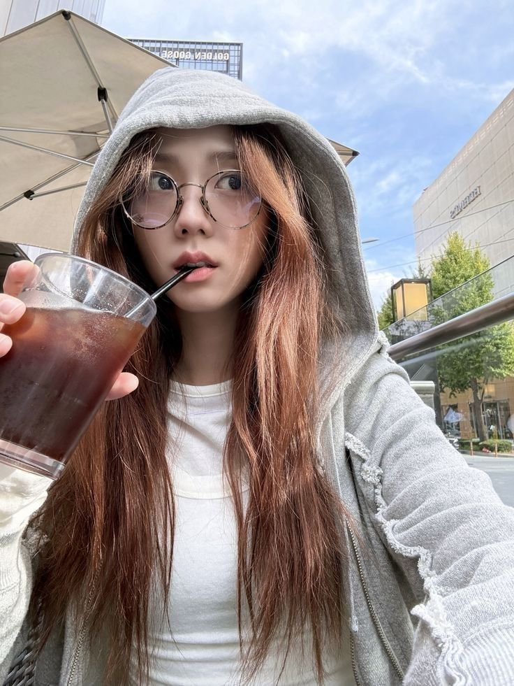 portalblackpink's tweet photo. #JISOO em seu app oficial:

FÃ: "Unnie, tem alguma cor que você queira pintar o cabelo ultimamente?"

🐰: "kkk não se assustem.. preto! kkkkkk estou me segurando!"

FÃ: "Unnie, não pensa em ficar loira?"

🐰: "Loiro não combina comigo kkk sou muito coreana(?)" https://t.co/2K8GRkuETv