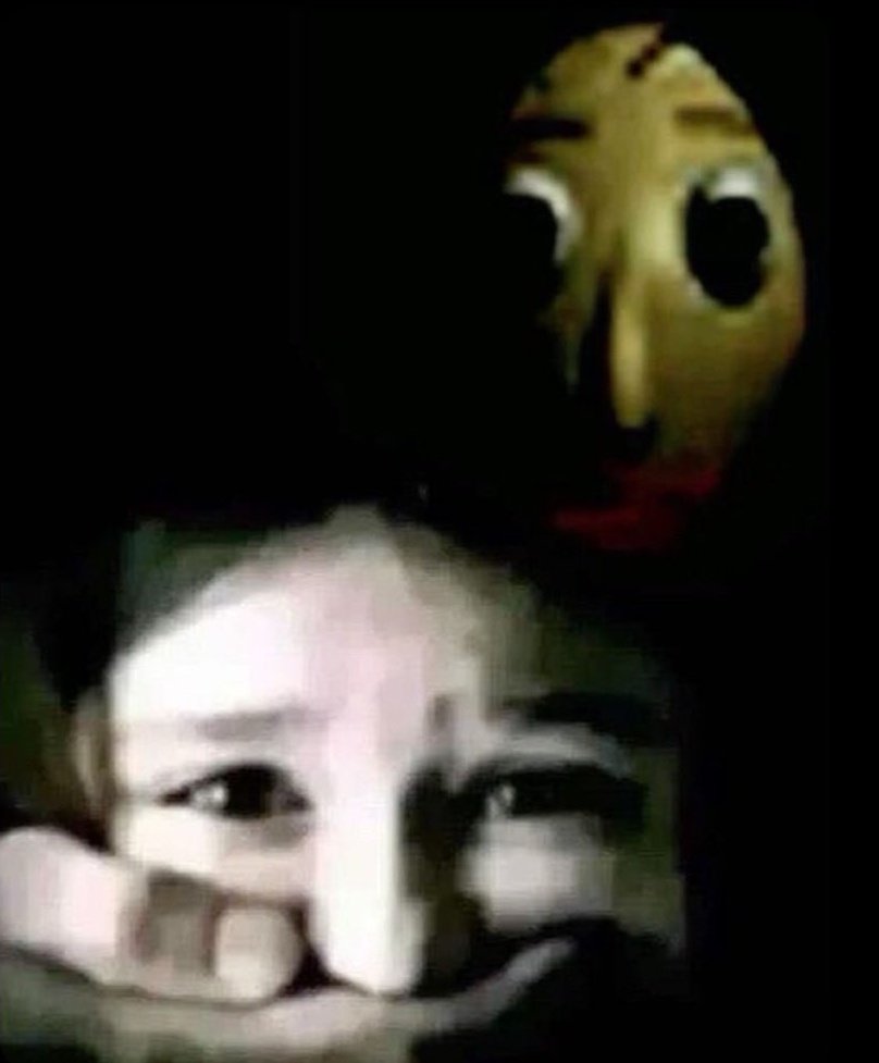 Finalmente as crianças que eu cuido dormiram, uma tava no meu colo de grude e a outra peste tava passando a porra do pé sujo na minha BOCA sério essa praga vai me pagar🖕💔🤮😭😞👎🙄🫸👍🖐️