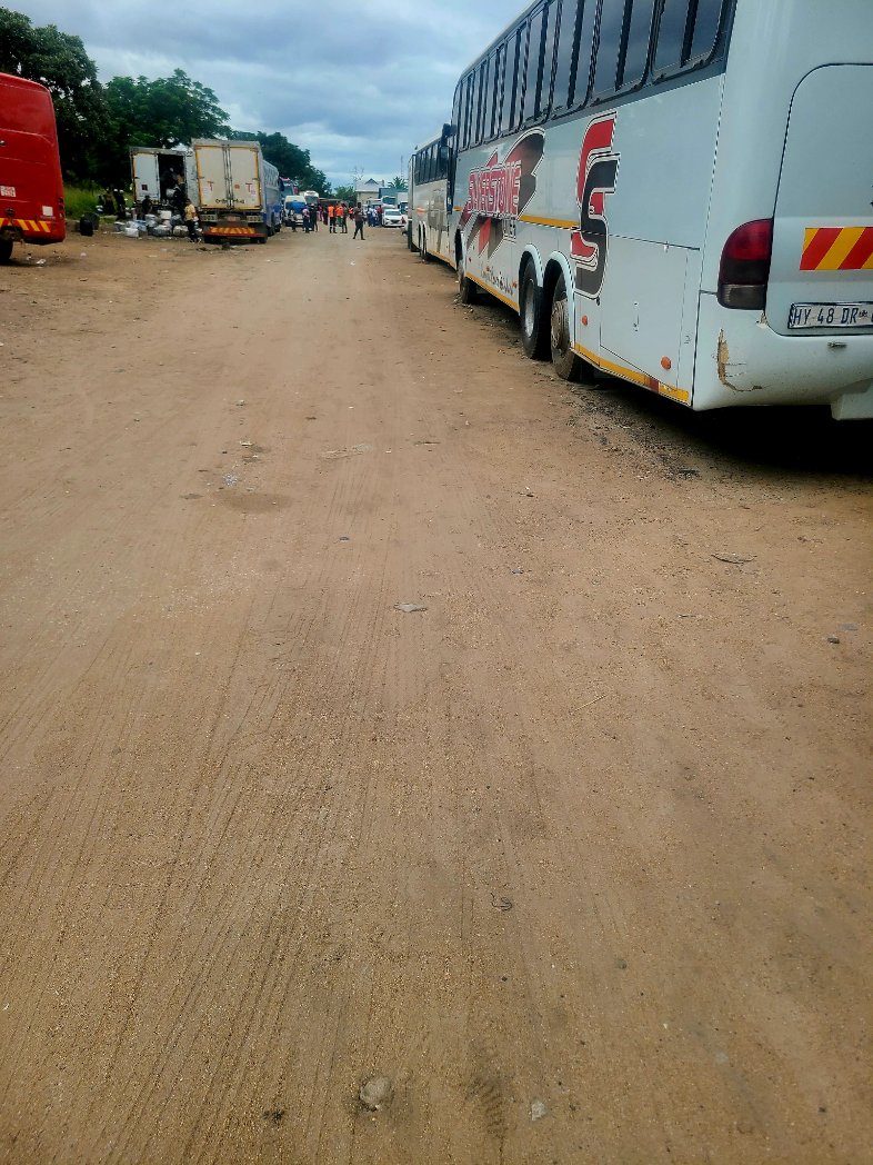 Beatonm5's tweet image. Imagine after spending days in a bus at the Beitbridge border and when you finally get on your way the bus gets impounded in Masvingo and you spend another couple of days there as ZIMRA evaluates and checks all luggage for customs duty compliance and smuggled goods...