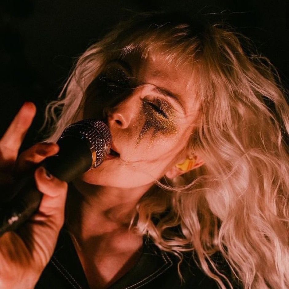 lilymizbiz's tweet image. hayley williams with glitter tears: my fave genre ever ✨🪩